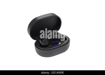 Auricolari wireless cuffie di colore nero. Auricolari neri isolati su sfondo bianco. Foto Stock