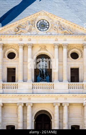 Vista frontale della statua di Napoleone Bonaparte al centro della facciata meridionale della corte d'onore dell'Hotel des Invalides a Parigi. Foto Stock