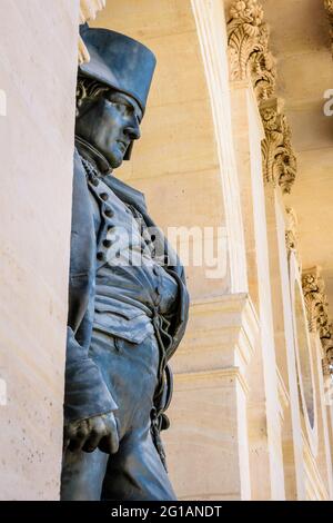 Vista ravvicinata dal basso della statua di Napoleone Bonaparte nell'Hotel des Invalides di Parigi. Foto Stock