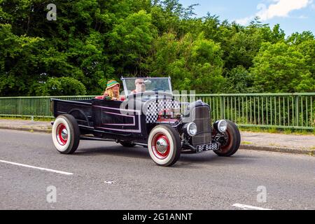 Ford nera anni '1930 30 da 3300 cc, Ford Vintage modello A berlina Tudor che guida a Chorley nel Regno Unito Foto Stock