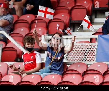 Middlesbrough, Inghilterra, 6 giugno 2021. I fan dell'Inghilterra volano la bandiera durante la partita internazionale amichevole al Riverside Stadium, Middlesbrough. L'immagine di credito dovrebbe essere: Darren Staples / Sportimage Foto Stock