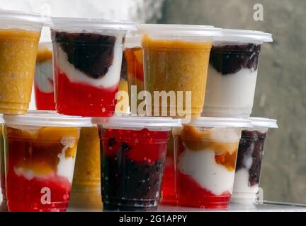 Jenang, i porridge tradizionali di Giava, Indonesia consistono di bubur sumsum, candil, porridge di riso rosso, servito con latte di cocco o zucchero di palma liquido Foto Stock