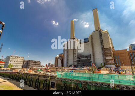 I lavori di costruzione della centrale elettrica di Battersea sono attualmente in fase di ristrutturazione in appartamenti di lusso, negozi e ristoranti, Nine Elms, Londra Foto Stock