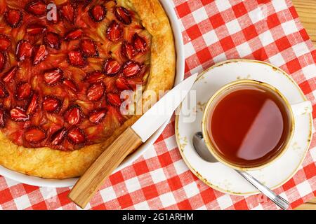 balletto a torta aperta fatto in casa con fragole e rabarbaro . Vista dall'alto. Foto Stock