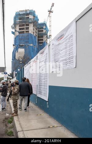 Giugno 2021 turno di votazioni per decidere il nuovo presidente del Perù. Il popolo peruviano è alla stazione di voto mentre la polizia e le forze armate sono alla porta Foto Stock