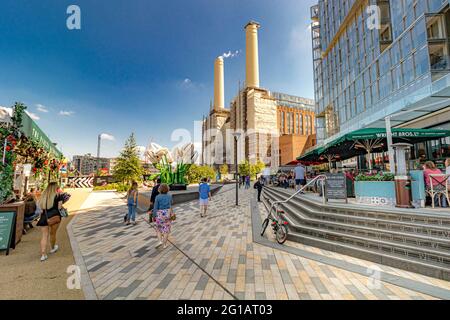 La gente cammina e cena al Circus West Village, un nuovo sviluppo di ristoranti, negozi e appartamenti di lusso, Battersea Power Station, Londra, Regno Unito Foto Stock