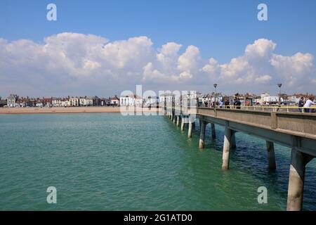 Vista sul molo di Deal verso Deal Town, Kent, Regno Unito Foto Stock