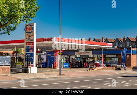 Un garage esterno esso e Tesco Express Shop su Balham High Road a South London, UK Foto Stock