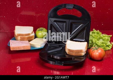 Macchina per sandwich; foto con ingredienti per preparare panini. Foto Stock