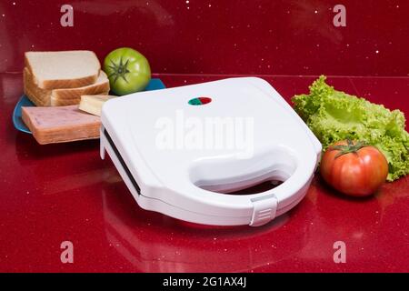 Macchina per sandwich; foto con ingredienti per preparare panini. Foto Stock