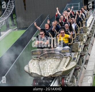 Mackpool Club Pleasure Beach un evento privato a Pleasure Beach Blackpool, i Riders stanno godendo DI Ride tomé SULLA nuova ICON Coaster Foto Stock