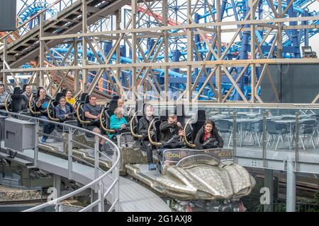 Mackpool Club Pleasure Beach un evento privato a Pleasure Beach Blackpool, i Riders stanno godendo DI Ride tomé SULLA nuova ICON Coaster Foto Stock