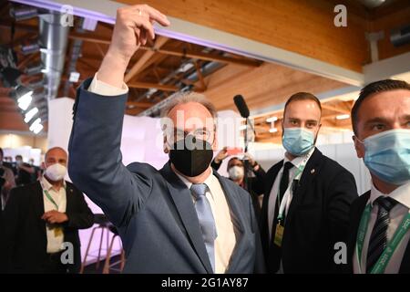 Magdeburgo, Germania. 06 giugno 2021. Reiner Haseloff (CDU), Ministro Presidente della Sassonia-Anhalt, gesti nella sala esposizioni. Credit: Robert Michael/dpa/Alamy Live News Foto Stock