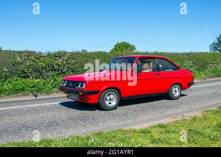 1981 80s Ford Escort RS Custom, berline a benzina rossa 1993cc 2dr, in rotta per Capesthorne Hall classic May car show, Cheshire, UK Foto Stock