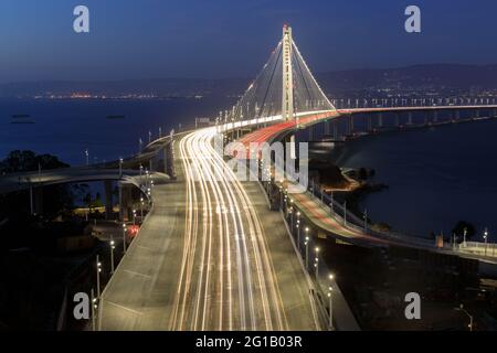 Direttamente sopra il San Francisco-Oakland Bay Bridge Eastern Span durante l'ora blu. Foto Stock