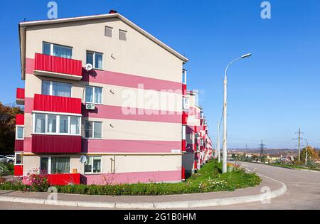 Samara, Russia - 9 ottobre 2016: Edifici residenziali di bassa altezza nel microdistretto della città. Nuovo quartiere residenziale della città di mattoni a quattro piani h Foto Stock