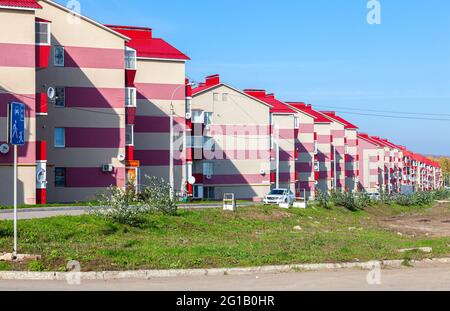 Samara, Russia - 9 ottobre 2016: Edifici residenziali di bassa altezza nel microdistretto della città. Nuovo quartiere residenziale della città di mattoni a quattro piani h Foto Stock