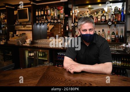 Bantry, West Cork, Irlanda. 6 Giugno 2021. Molte aziende in Irlanda si stanno preparando a riaprire i loro ristoranti e bar per i servizi all'aperto, poiché le restrizioni sono state innalzate il 7 giugno. Nella foto il proprietario del bar Quays Richard Harrington. Credit: Bantry Media/Alamy Live News Foto Stock