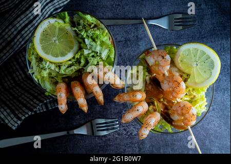 Cibo marino fresco cocktail di gamberi antipasto servito in un ristorante turistico tropicale in un bicchiere con la decorazione di gamberi con una spruzzata di aneto e limone Foto Stock