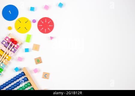 Risorse per l'apprendimento della matematica e della musica su sfondo bianco. Abaco colorato, frazioni matematiche, solidi geometrici su scrivania bianca Foto Stock