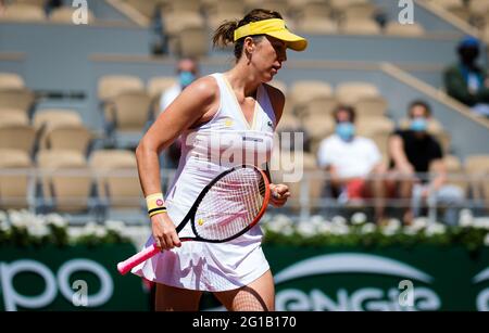 Parigi, Francia. 06 giugno 2021. Anastasia Pavlyuchenkova della Russia in azione durante il quarto round al Roland Garros Grand Slam Tournament 2021 contro Victoria Azarenka della Bielorussia/LiveMedia Credit: Independent Photo Agency/Alamy Live News Foto Stock