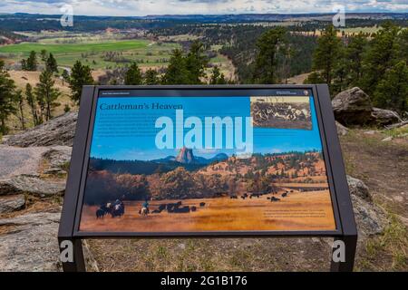Segno interpretativo circa il bestiame che ranch vicino a Devils Tower, lungo Tower Trail nel Devils Tower National Monument, Wyoming, USA {Nessuna uscita artista; Avail Foto Stock