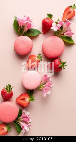 Composizione creativa con amaretti, fragole, fiori Foto Stock