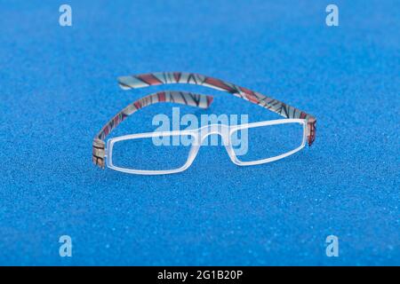 Moda e stile; occhiali su sfondo blu. Foto Stock