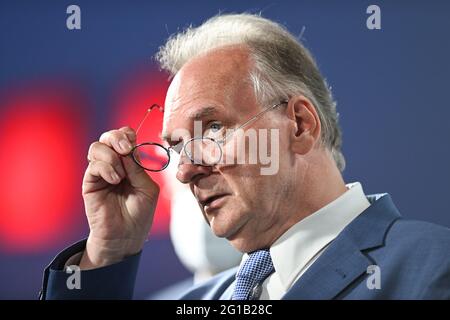 Magdeburgo, Germania. 06 giugno 2021. Reiner Haseloff (CDU), Ministro Presidente della Sassonia-Anhalt, si trova nella sala espositiva. Credit: Robert Michael/dpa/Alamy Live News Foto Stock