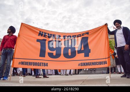 Londra, Regno Unito. 6 giugno 2021. I manifestanti hanno un banner 1984. I dimostranti si sono riuniti in Trafalgar Square per la marcia di memoria del massacro di Sikh del 1984 e per il Rally della libertà. (Credit: Vuk Valcic / Alamy Live News). Foto Stock