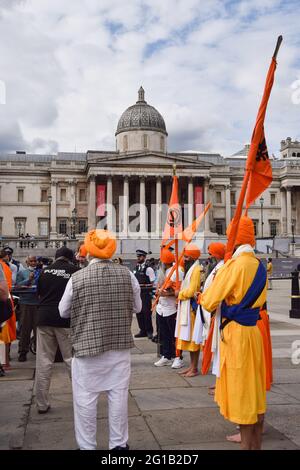 Londra, Regno Unito. 6 giugno 2021. I membri della comunità Sikh conducono un memoriale in Trafalgar Square. I dimostranti si sono riuniti nel centro di Londra per la marcia di memoria del massacro di Sikh del 1984 e per il Freedom Rally. (Credit: Vuk Valcic / Alamy Live News). Foto Stock