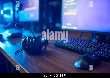 Monitor, tastiere e cuffie, club di gioco Foto Stock