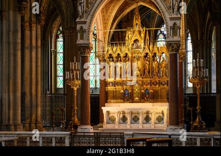 L'altare maggiore della Votivkirche – Chiesa Votiva, Vienna, Austria. Foto Stock