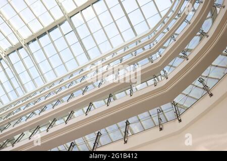 Edificio moderno e spazioso con tetto in vetro dall'interno Foto Stock