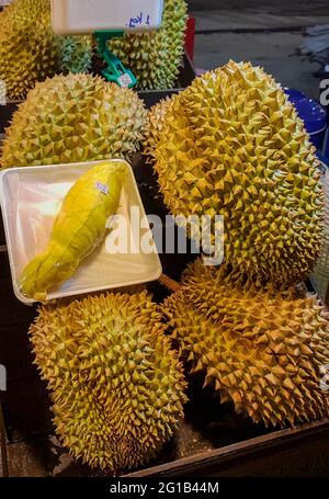 Frutta fresca di grandi dimensioni e prickly durian thailandese notte mercato cibo di strada in Huai Khwang Bangkok Thailandia. Foto Stock