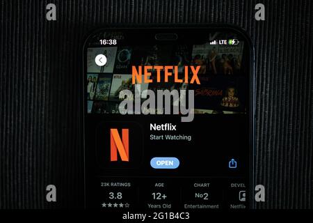App Netflix nell'App Store di Apple, visualizzata sullo schermo di un iPhone 12. Foto Stock