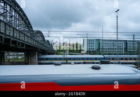 Presso la stazione ferroviaria suburbana di Haccurbrücke, vicino alla stazione ferroviaria principale di Monaco. Vicino a Haccurbrücke si trova la stazione centrale degli autobus (ZOB). Foto Stock