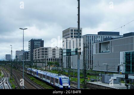 Presso la stazione ferroviaria suburbana di Haccurbrücke, vicino alla stazione ferroviaria principale di Monaco. Vicino a Haccurbrücke si trova la stazione centrale degli autobus (ZOB). Foto Stock