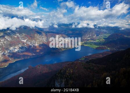 Splendida luce e nuvole che si difradono sul lago di Bohinj in autunno, visto dalla stazione sciistica del Monte Vogel, Parco Nazionale del Triglav, Slovenia. Foto Stock