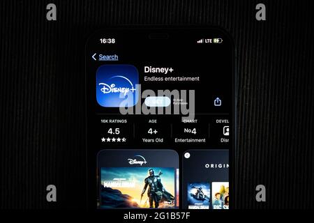 App Disney+ nell'Apple App Store visualizzata sullo schermo di un iPhone 12. Foto Stock