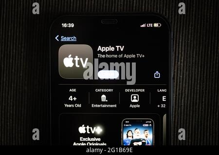 App Apple TV nell'Apple App Store visualizzata sullo schermo di un iPhone 12. Foto Stock