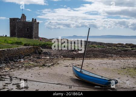 Portencross, Scozia, Regno Unito. 6 giugno 2021. Regno Unito Meteo: La marea è fuori al porto con il Castello di Portencross sullo sfondo e l'Isola di Arran all'orizzonte. Credito: SKULLY/Alamy Live News Foto Stock