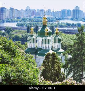 Vista del monastero di Vydubychi in primavera. Fondata tra il 1070 e il 1077. Vista dal Giardino Botanico della città di Kiev, Ucraina. Foto Stock