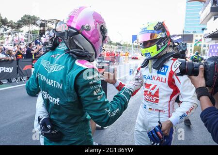 Baku, Azerbaigian. 6 Giugno 2021. SCHUMACHER Mick (ger), Haas F1 Team VF-21 Ferrari, VETTEL Sebastian (ger), Aston Martin F1 AMR21, ritratto durante il Gran Premio di Formula 1 Azerbaigian 2021 dal 04 al 06 giugno 2021 sul circuito cittadino di Baku, a Baku, Azerbaigian - Foto Antonin Vincent/DPPI Credit: DPPI Media/Alamy Live News Foto Stock