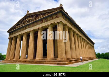 Nashville, Tennessee, Stati Uniti. Il Partenone nel Centennial Park, una replica in scala completa del Partenone originale ad Atene, in Grecia. Foto Stock