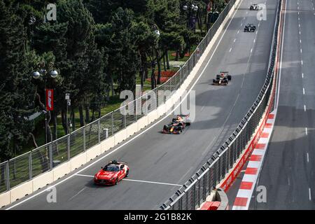 Baku, Azerbaigian. 6 Giugno 2021. Auto di sicurezza F1, Mercedes-AMG GT R, 33 Max Verstappen (NED, Red Bull Racing), 11 Sergio Perez (MEX, Red Bull Racing), Gran Premio di F1 dell'Azerbaigian al Baku City Circuit il 6 giugno 2021 a Baku, Azerbaigian. (Foto di HOCH ZWEI) Credit: dpa/Alamy Live News Foto Stock