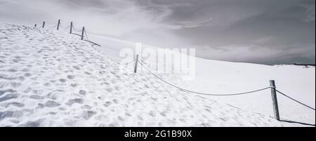 impronte nella sabbia. Poster panoramico di una scena minimalista con impronte nella sabbia nel deserto delle dune sulla costa baltica nella natura di Łeba. Foto Stock