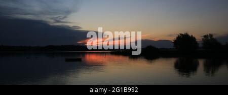 Bella calma estate sera sulla riva del lago Pfaeffikon. Foto Stock