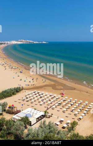 Spiaggia vicino Vieste, Parco Nazionale Gargano, Puglia, Italia Foto Stock