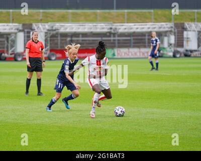 Colonia, Germania. 06 giugno 2021. Eunice Beckmann (11 1. FC Koeln) controlla la palla durante il 2. Bundesliga femminile tra 1. FC Koeln e SG 99 Andernach allo stadio Franz-Kremer di Colonia, Germania. Credit: SPP Sport Press Photo. /Alamy Live News Foto Stock